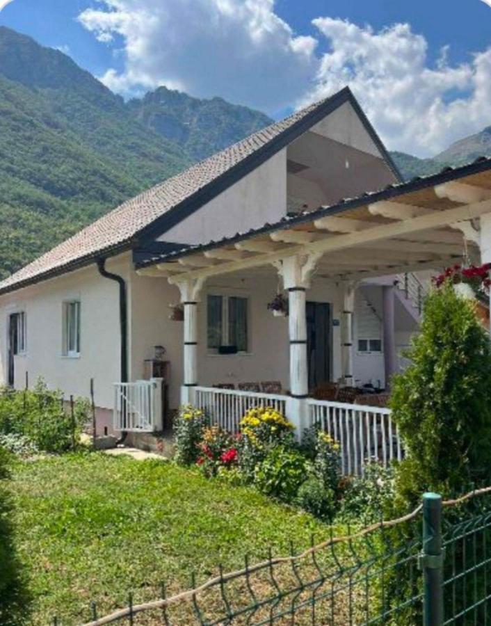 Lola Guest House Vuthaj 外观 照片