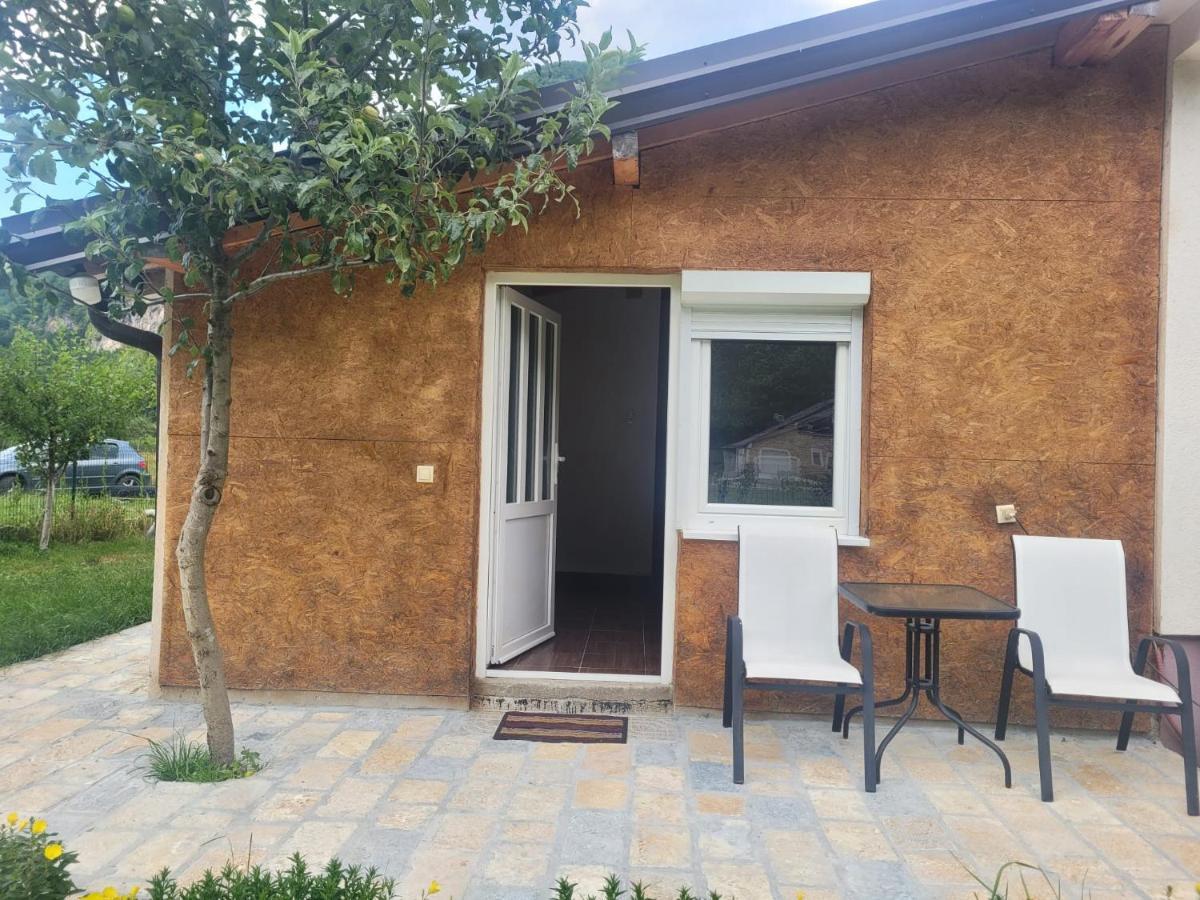 Lola Guest House Vuthaj 外观 照片