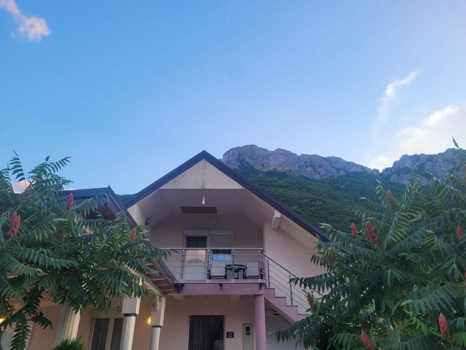 Lola Guest House Vuthaj 外观 照片