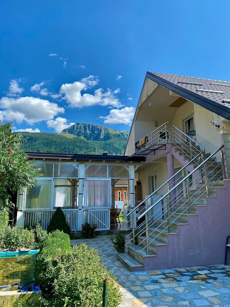 Lola Guest House Vuthaj 外观 照片