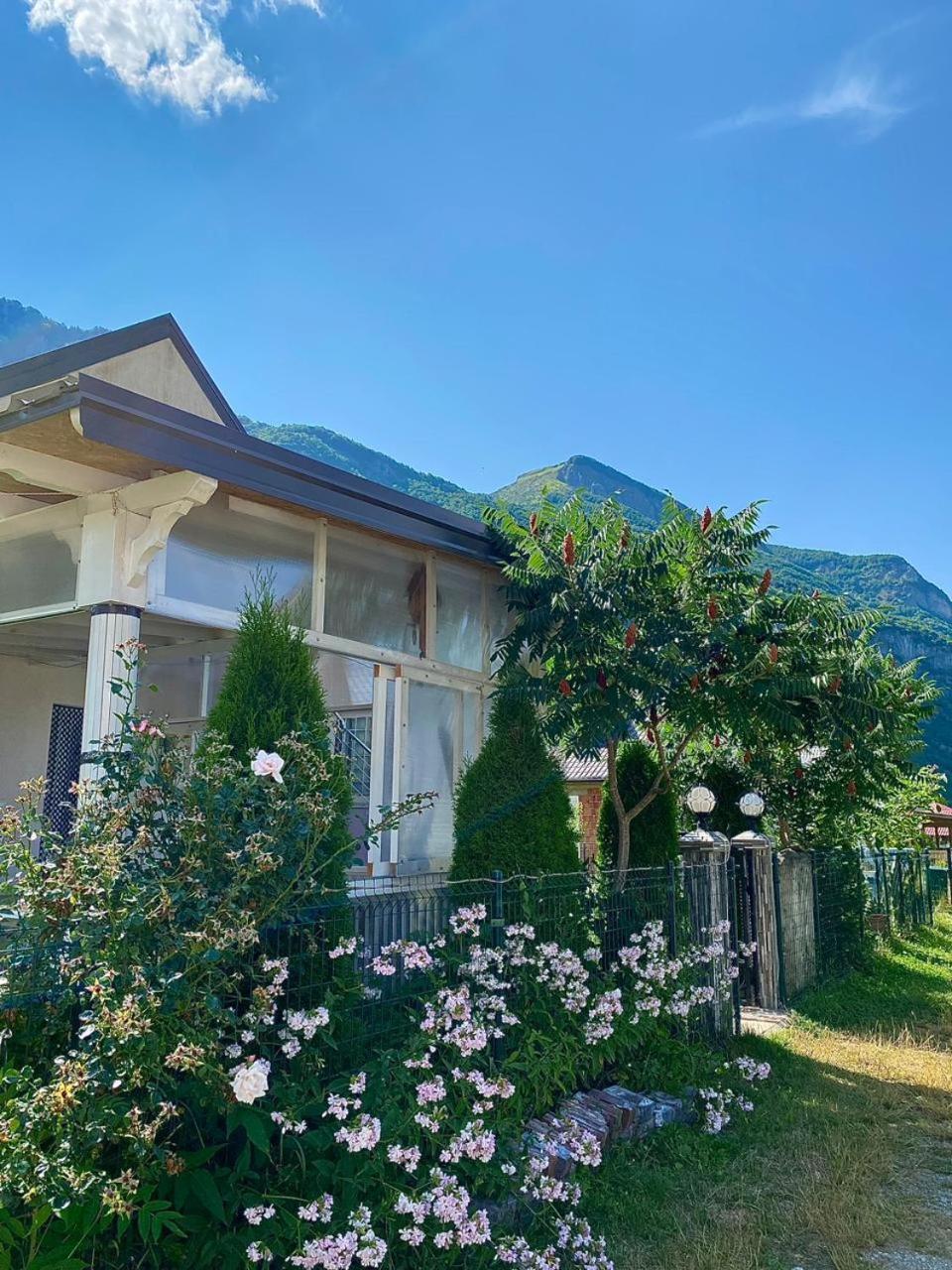 Lola Guest House Vuthaj 外观 照片